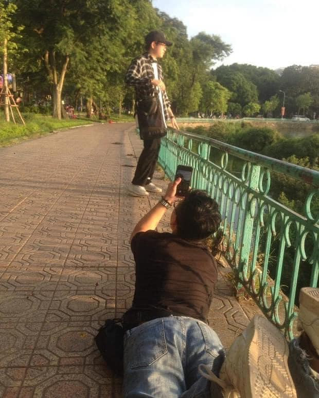 Bởi không chỉ cần một chiếc smartphone "xịn xò", nhân vật chính còn phải gặp được người cầm máy nhiệt tình.