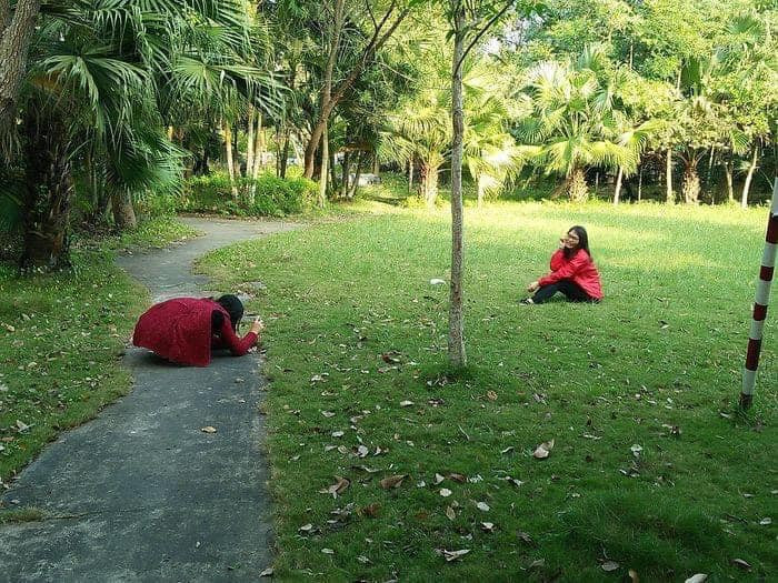 Bạn thân chắc chắn là người sẽ luôn yêu thương, ở bên cạnh nhau lúc khó khăn, đôi khi còn "chống lại cả thế giới" để bảo vệ nhau. Tuy nhiên, sẽ hoàn hảo hơn nhiều nếu như bạn thân còn kiêm thêm điều kiện cần và đủ là việc chụp ảnh có tâm.