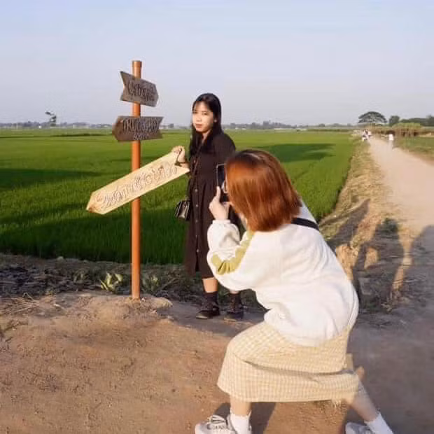 Nhiều người cho rằng mặc dù cô bạn mải chụp ảnh có tư thế khó đỡ , nhưng quả thực để kiếm được một người bạn có tâm như vậy thì quả thực là “chân ái”.