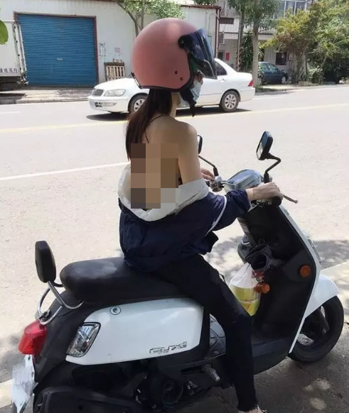 Số khác lại chê trách hành động của người chụp hình vì đăng tải hình ảnh không xin phép và chế giễu người khác.