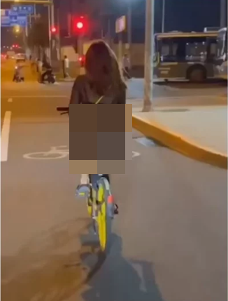Mới đây, một trang MXH xứ Trung đăng tải bài viết về gái xinh mặc trang phục gợi cảm đạp xe. Một người đi phía sau đã chụp hình cô và đăng tải lên mạng xã hội.