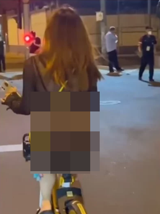 Cô gái này ăn mặc phản cảm, diện thiết kế xuyên thấu để lộ nội y. Cô kết hợp trang phục theo kiểu "tone sur tone" để tạo sự đồng nhất.