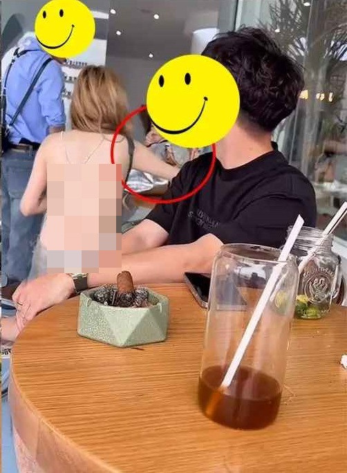 Nhưng khi chúng được thiết kế để lộ quá nhiều da thịt lại vô tình biến chị em thành "thảm họa thời trang" trên phố.