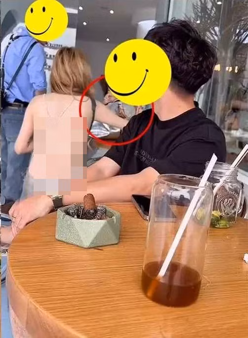 Nhưng khi chúng được thiết kế để lộ quá nhiều da thịt lại vô tình biến chị em thành "thảm họa thời trang" trên phố.