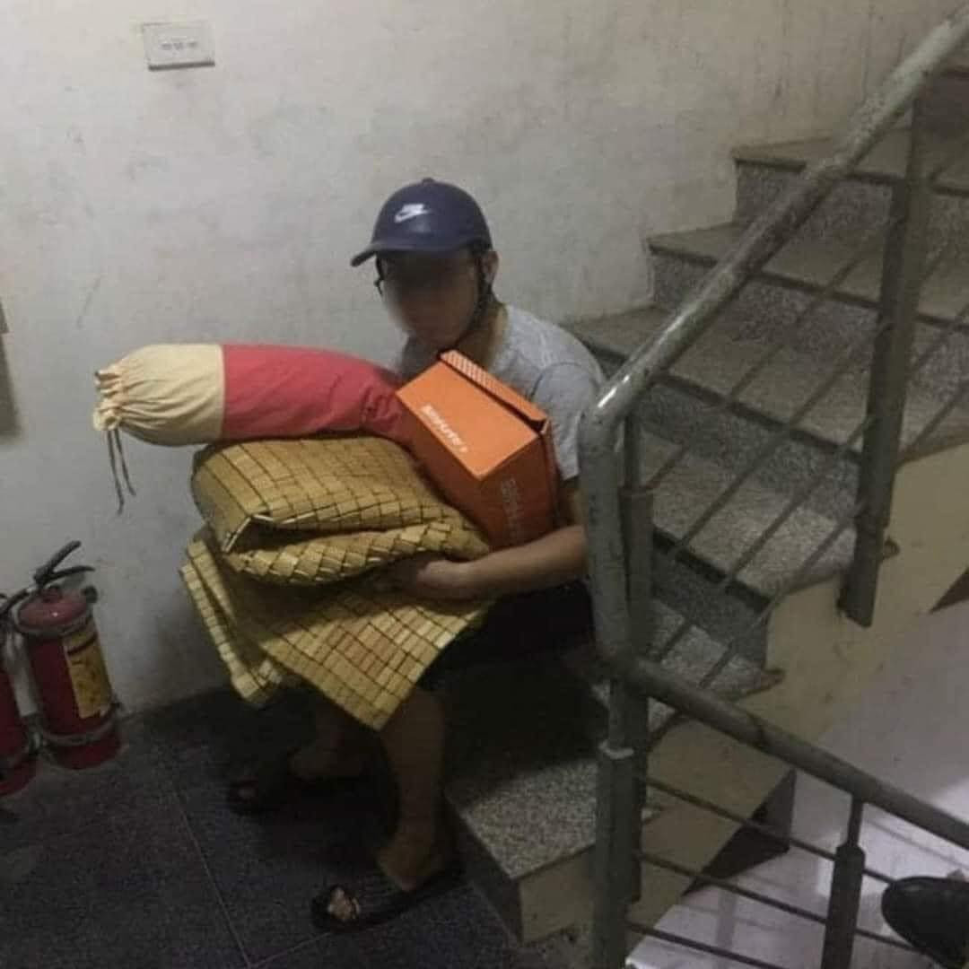 Thanh niên đi uống bia về muộn bị vợ đuổi ra ngoài.