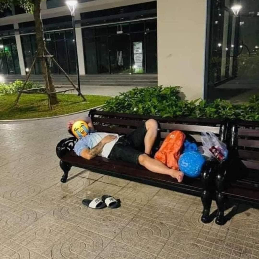 Chỉ vì cãi nhau với vợ mà ông chồng này bị vợ đuổi ra ghế ngủ.