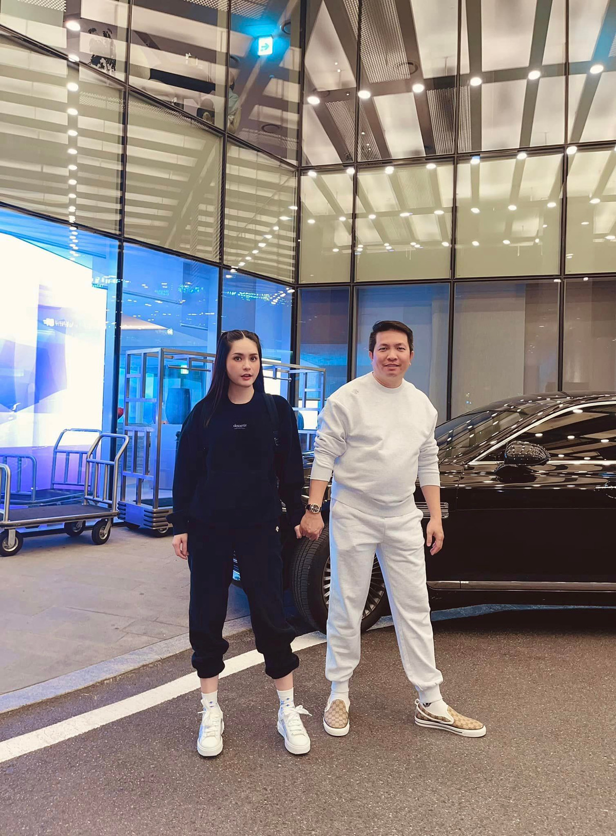 Sau đó, doanh nhân bất động sản cũng nhắn nhủ tài khoản kia: "Phụ nữ nhõng nhẽo chứng tỏ cuộc sống của cô ấy được cưng chiều. Còn phụ nữ hơn thua chứng tỏ cuộc đời cô ta bất hạnh".