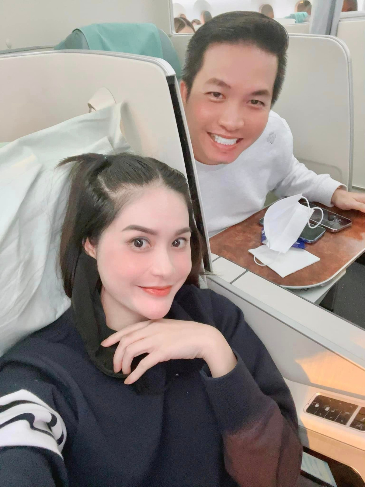 Ngoài nhiều tiền, nữ đại gia Đoàn Di Băng còn có ông xã đại gia cưng mình như trứng mỏng.