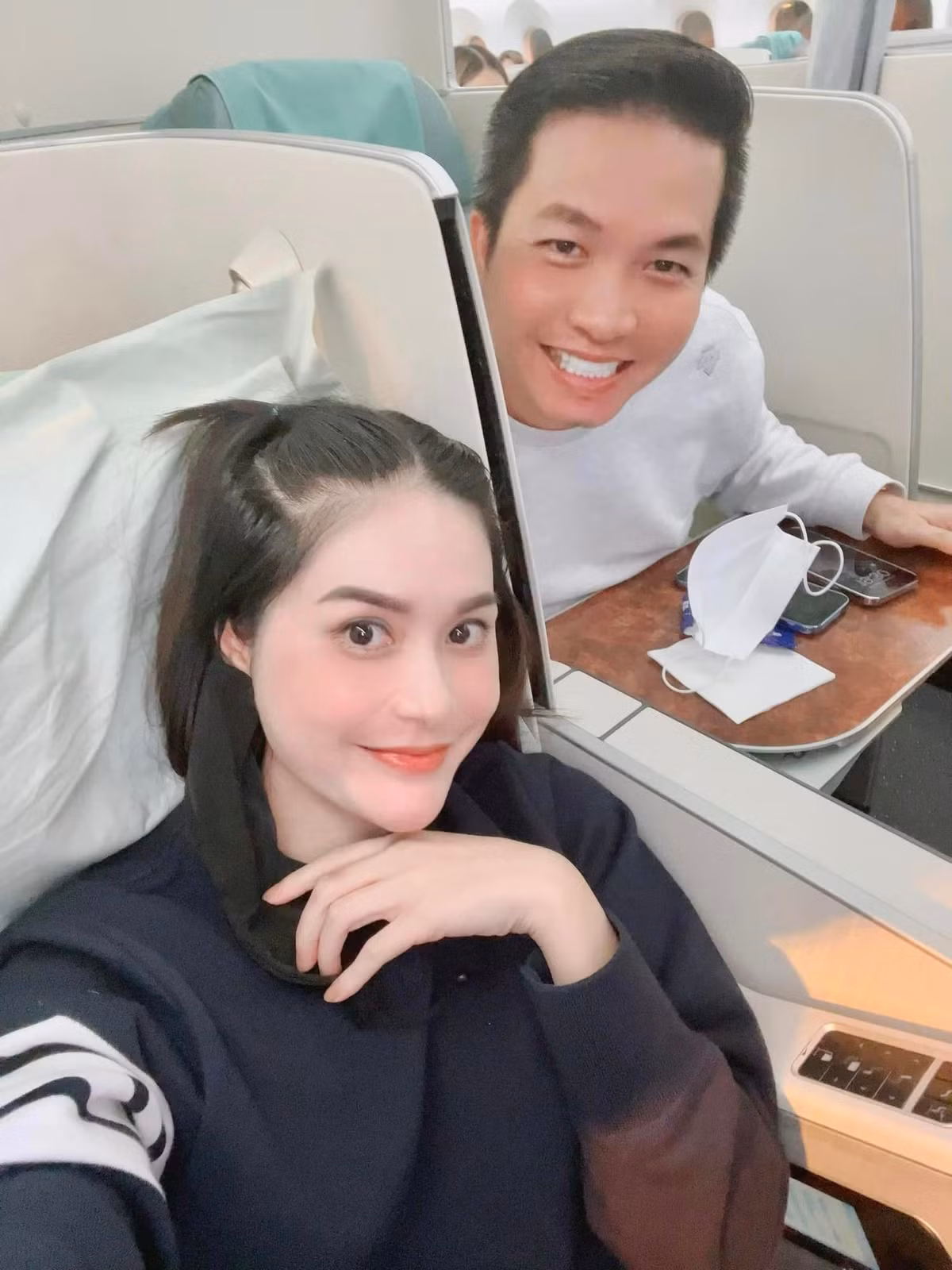 Ngoài nhiều tiền, nữ đại gia Đoàn Di Băng còn có ông xã đại gia cưng mình như trứng mỏng.