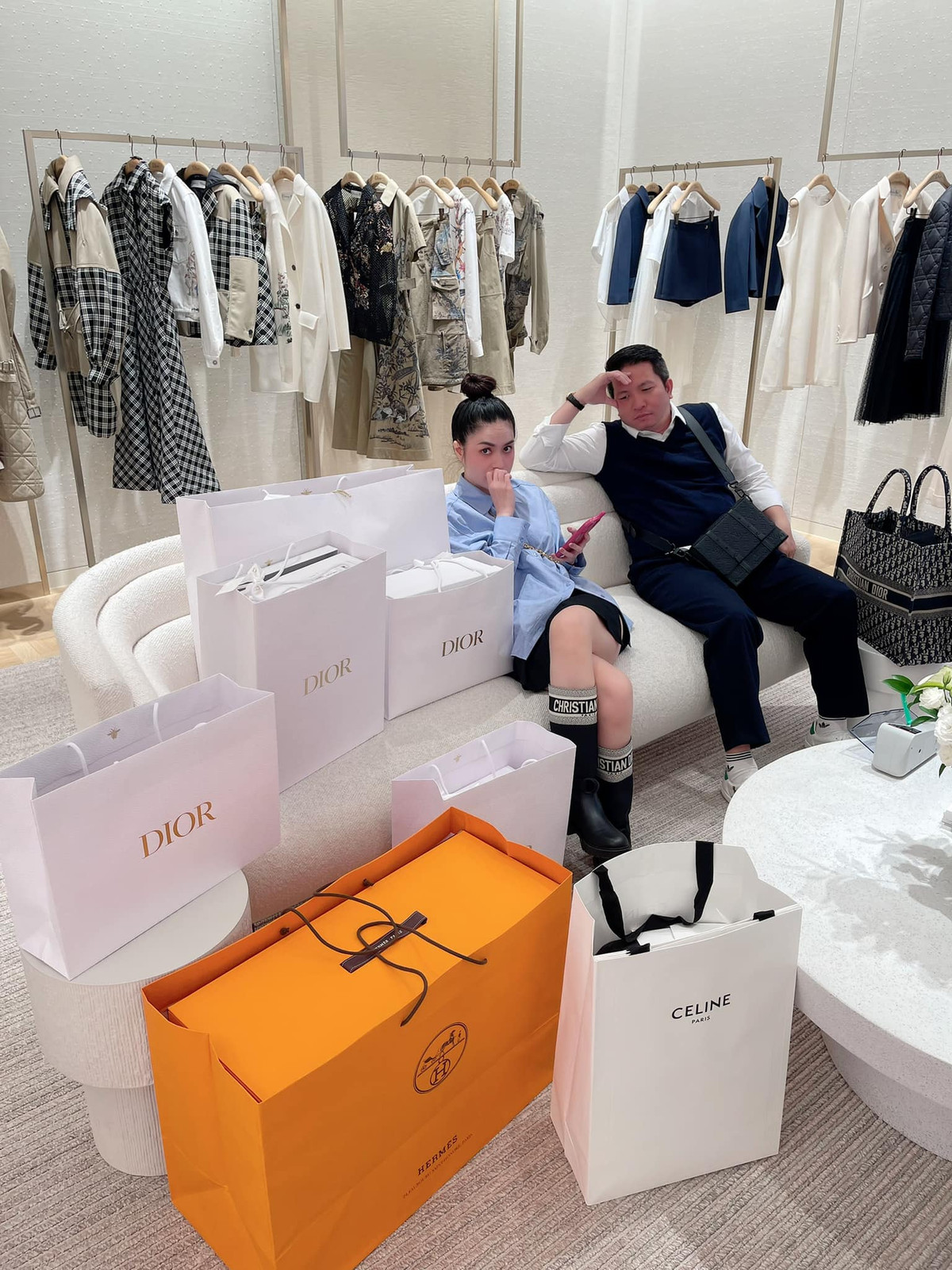 Sau khi phản pháo lại cư dân mạng, bài đăng của doanh nhân Quốc Vũ nhận về hơn 60 nghìn lượt cảm xúc, hơn 11 nghìn bình luận và 8,1 nghìn lượt chia sẻ.