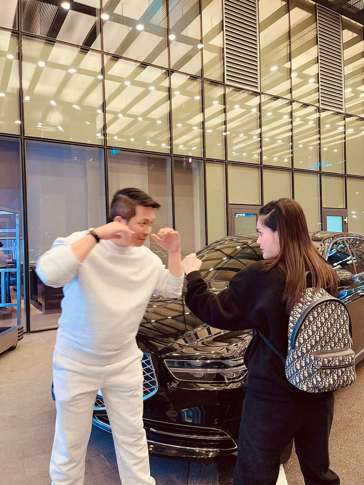 Trước ý kiến người này, doanh nhân Nguyễn Quốc Vũ lập tức có động thái. Cụ thể đăng tải ảnh chụp màn hình tin nhắn của tài khoản kia, ông bố 3 con cho hay: "Đối với anh, anh muốn mọi thứ vợ anh phải nói ra để anh chia sẻ. Anh không thích vợ anh phải âm thầm chịu đựng bất cứ điều gì, kể cả là bị con kiến cắn nha".