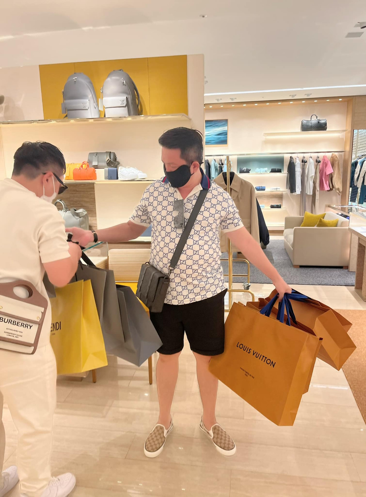 Trong cuộc sống hôn nhân, doanh nhân Nguyễn Quốc Vũ luôn ghi dấu ấn với hình ảnh người đàn ông "giỏi việc nước đảm việc nhà", đặc biệt là cực yêu chiều và bênh vực vợ. Ảnh: FBNV