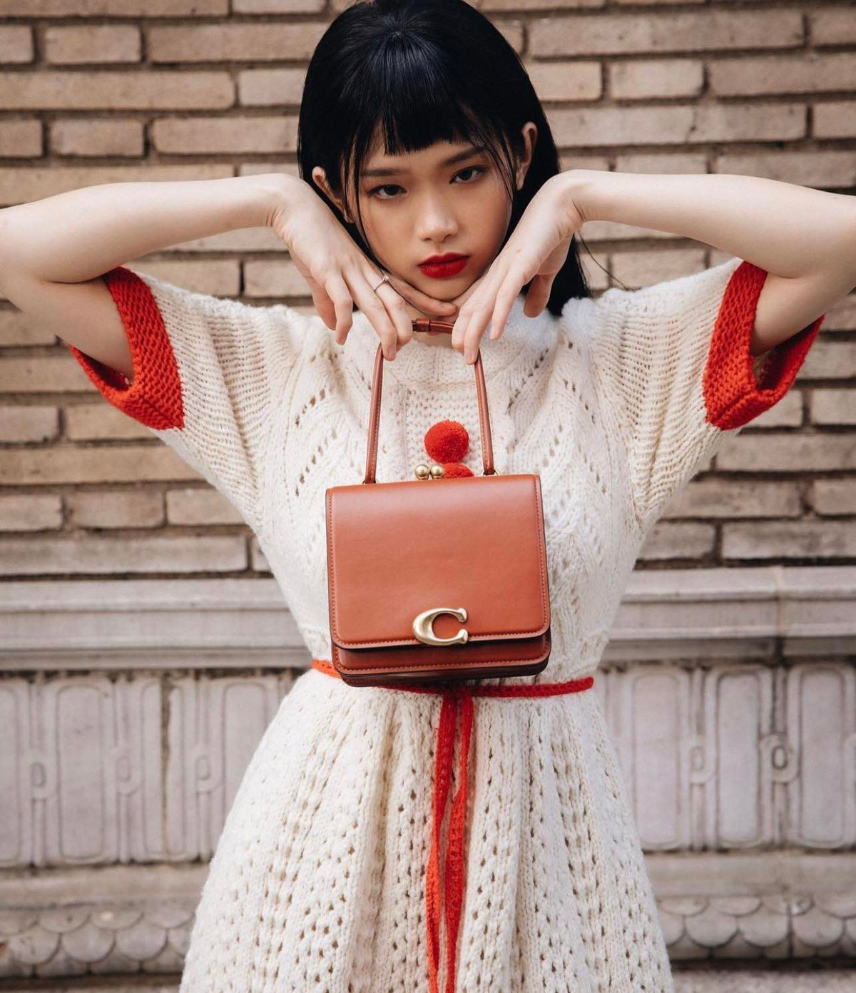 Trên trang cá nhân, mọi hình ảnh của cô luôn được trau chuốt đẹp mắt, từ trang phục, phụ kiện tới layout trang điểm, làm tóc...