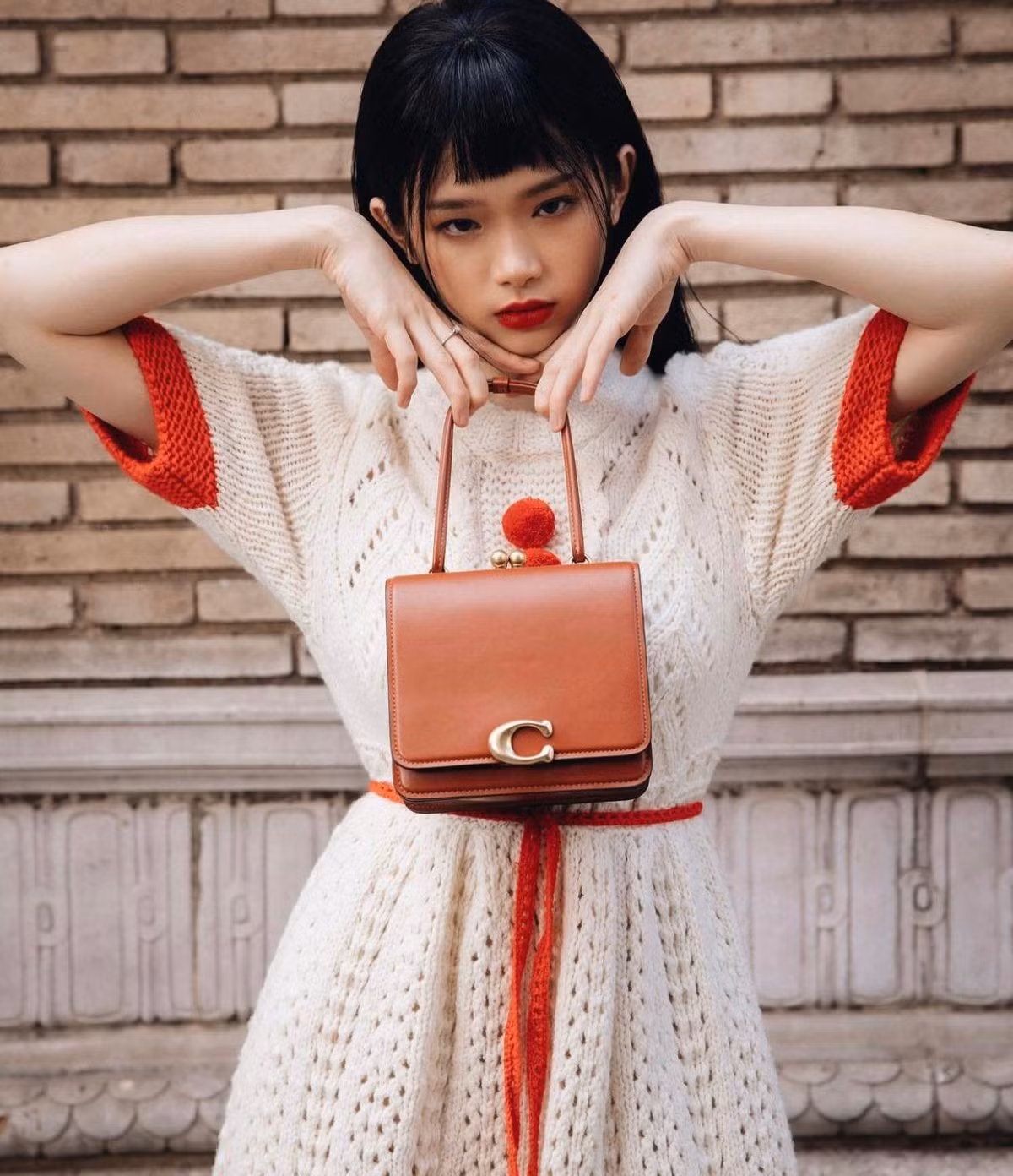 Trên trang cá nhân, mọi hình ảnh của cô luôn được trau chuốt đẹp mắt, từ trang phục, phụ kiện tới layout trang điểm, làm tóc...