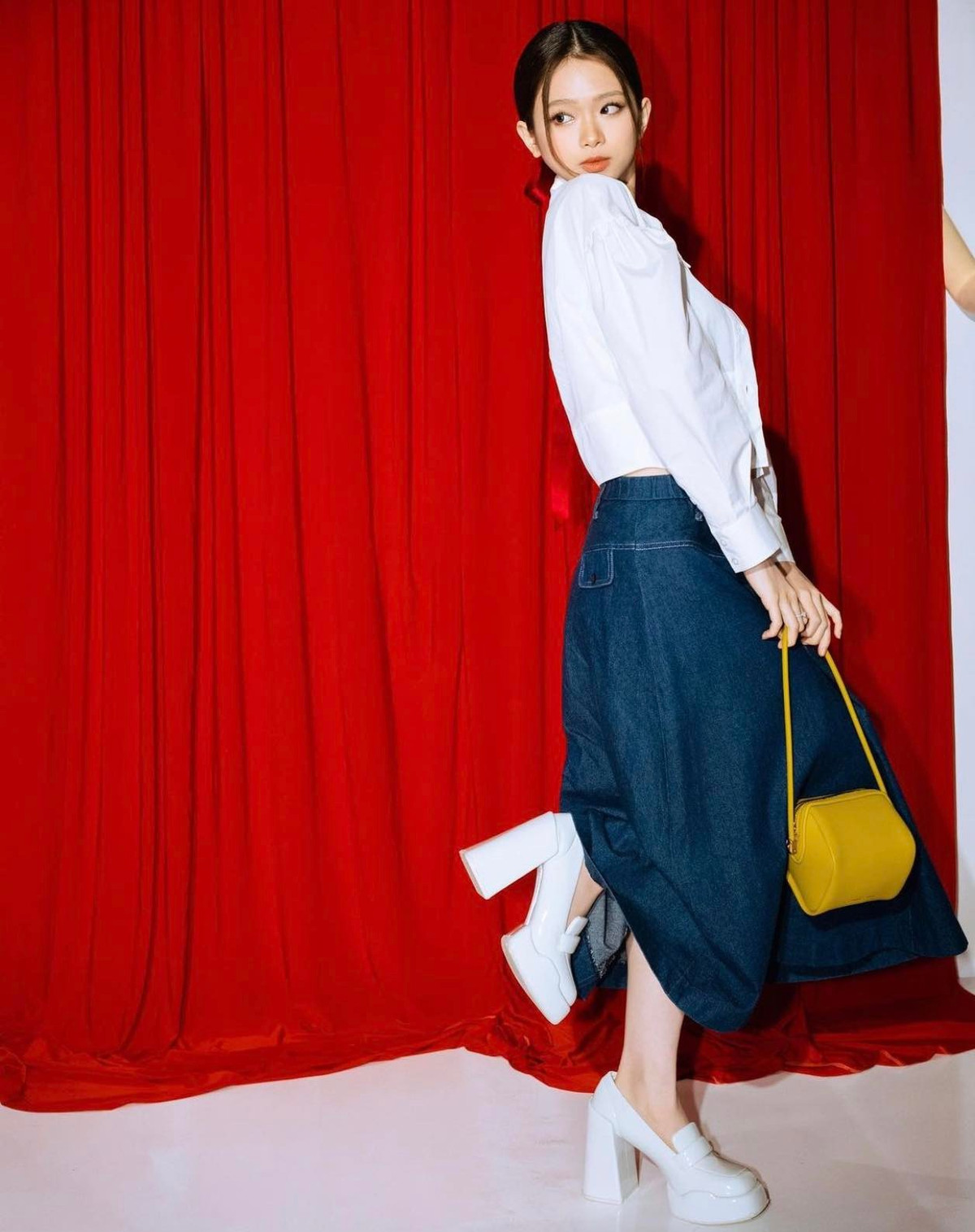 Được biết, người đẹp 20 tuổi liên tục nhận được "cơn mưa" lời khen cho vẻ ngoài trẻ trung, gu ăn mặc hợp tuổi nhưng không kém độ sành điệu, thời thượng của mình.