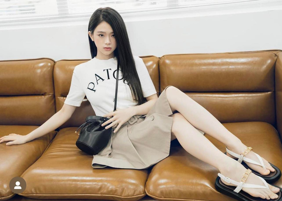 Không còn ăn mặc "chín ép" như thời mới nổi tiếng, giờ đây Linh Ka ăn vận hợp mốt và hợp tuổi ở thời điểm hiện tại.