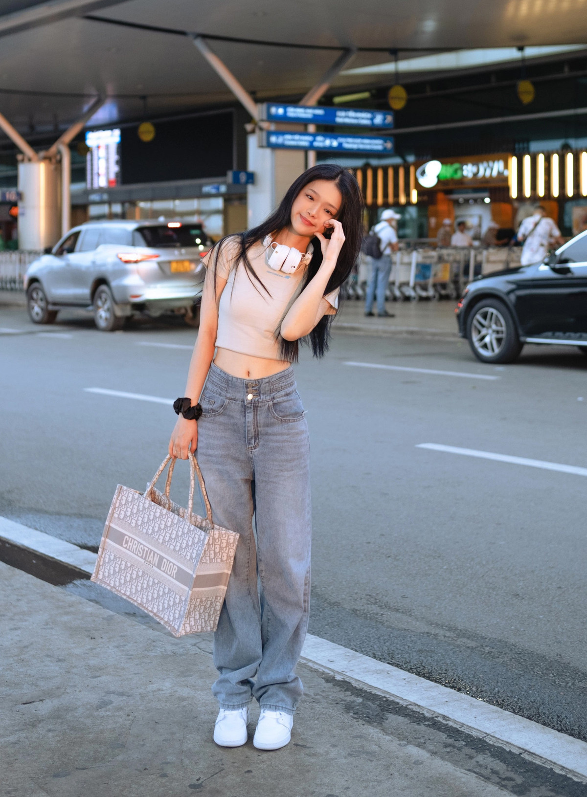 Nếu theo dõi hoạt động của Linh Ka trong Vbiz thời gian gần đây, chúng ta không thể phủ nhận những nỗ lực làm nghề của cô.