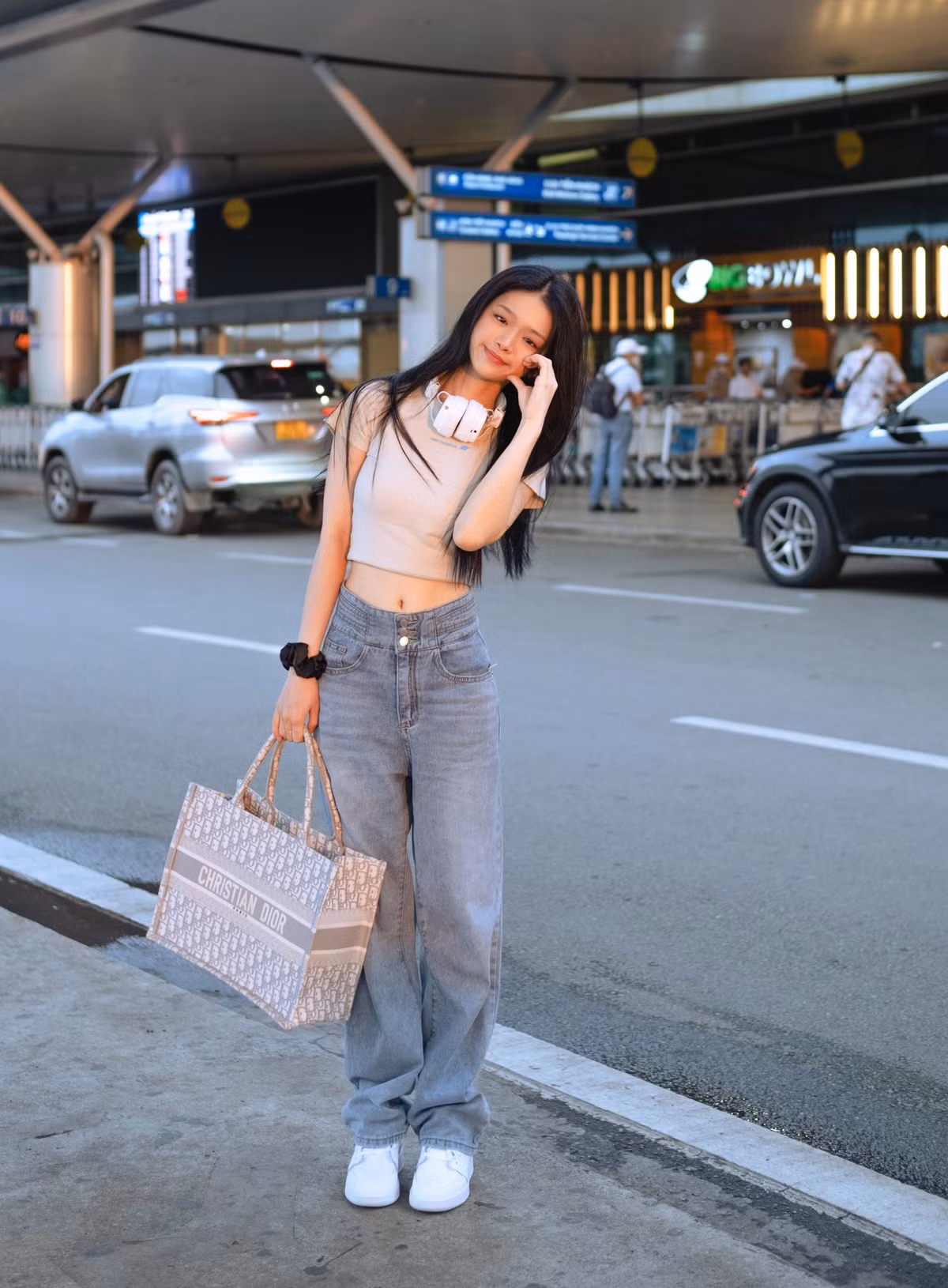 Nếu theo dõi hoạt động của Linh Ka trong Vbiz thời gian gần đây, chúng ta không thể phủ nhận những nỗ lực làm nghề của cô.