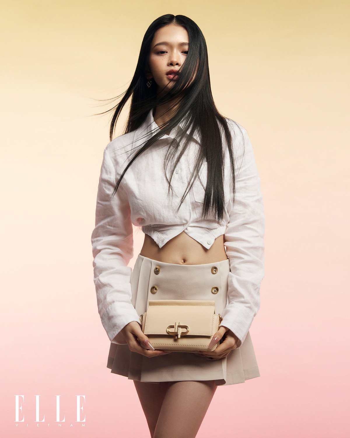 Vượt qua nhiều gương mặt đình đám, Linh Ka đã trở thành một nghệ sỹ trẻ tuổi được góp mặt ở một sự kiện thời trang lớn bậc nhất thế giới như thế này.