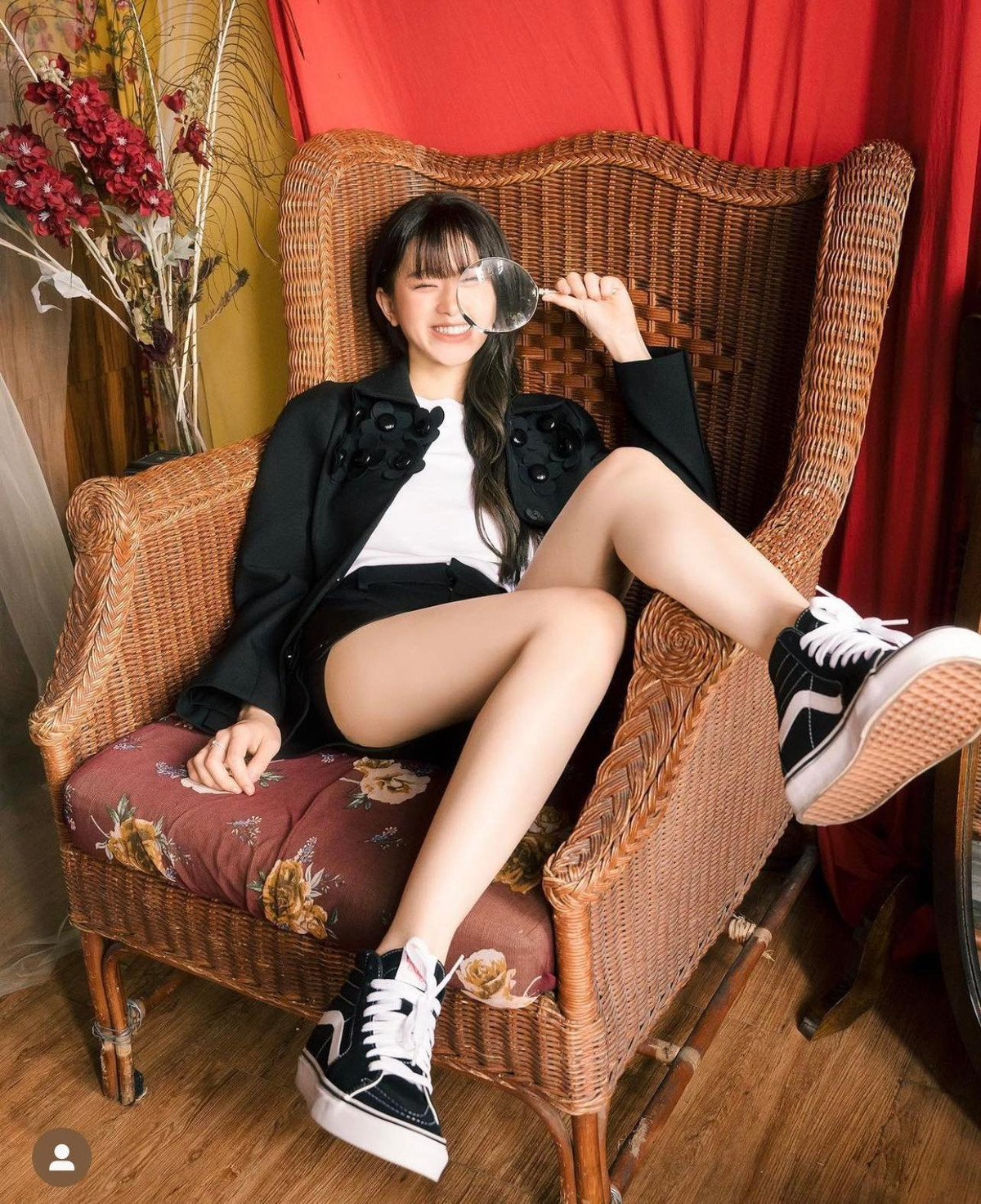 Linh Ka đang dần chuyển hướng từ một hot girl sang một fashionista, một mẫu ảnh thời trang.