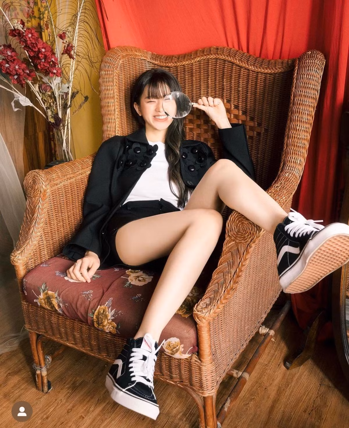 Linh Ka đang dần chuyển hướng từ một hot girl sang một fashionista, một mẫu ảnh thời trang.