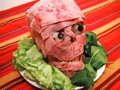 Bữa ăn trong lễ hội Halloween nếu không có hình ảnh xác ướp, xương sống con người quả là một thiếu sót lớn.