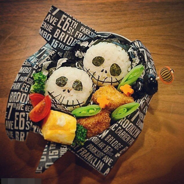 Nhiều người đã phải để lại bình luận rằng đây là những hộp cơm hết sức sáng tạo, chỉ cần nhìn thôi là đã đủ cảm nhận được không khí Halloween rồi.