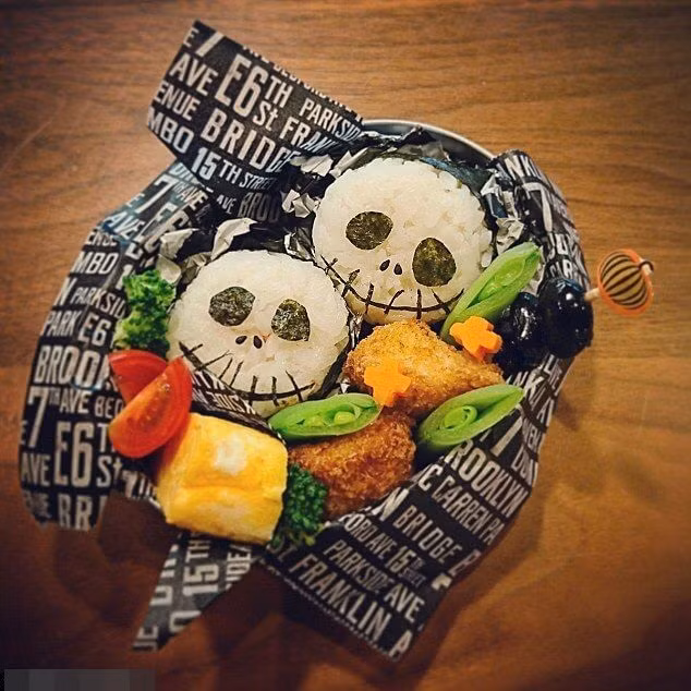 Nhiều người đã phải để lại bình luận rằng đây là những hộp cơm hết sức sáng tạo, chỉ cần nhìn thôi là đã đủ cảm nhận được không khí Halloween rồi.