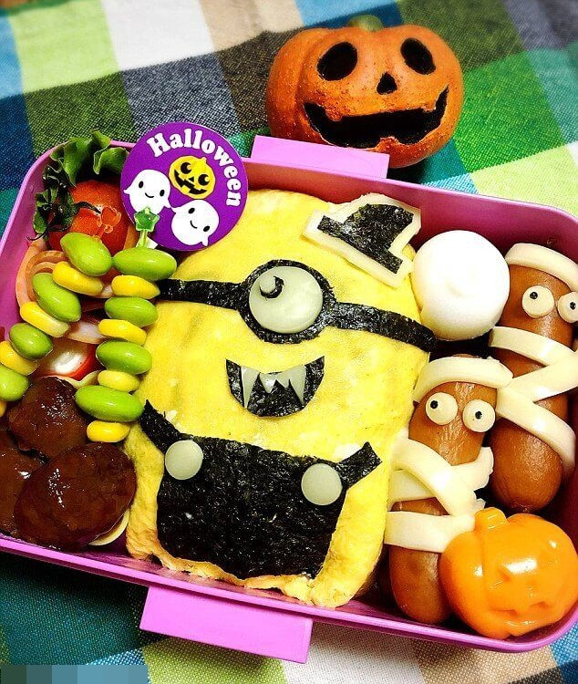 Halloween cũng không nhất thiết cứ phải là ma quỷ đúng không? Một chú Minion chắc chắn sẽ khiến các bé ăn ngon miệng hơn.