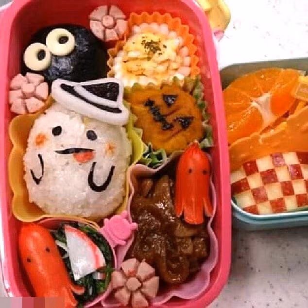 Với óc sáng tạo và một chút khéo léo, những bà mẹ này đã có thể “phù phép” những nguyên liệu quen thuộc hàng ngày thành những món ăn Halloween.