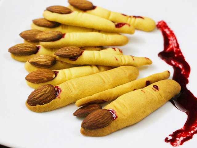 Với các nguyên liệu dễ tìm là bột mỳ, bơ, muối, vani và kem chua, bánh cookie bàn tay được chế biến đơn giản bằng cách nặn bánh thành những miếng dài cỡ ngón tay rồi dùng dao để tạo thành những nếp nhăn trên tay.