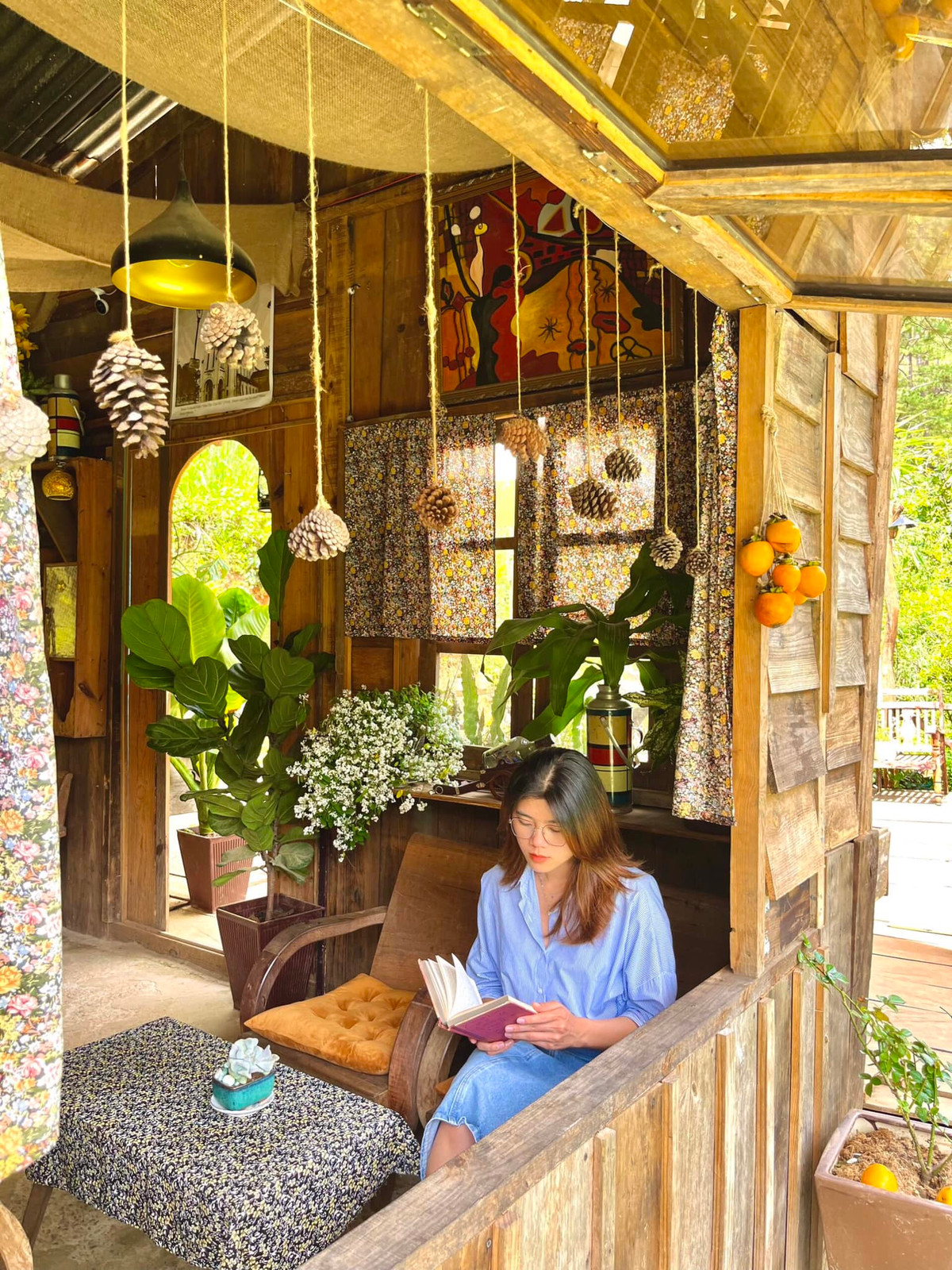 Phía Chân Đồi cũng là điểm check in mùa hồng chín lý tưởng, nơi đây mở thêm các dịch vụ thu hút khách trong mùa này. Ảnh: Phía Chân Đồi