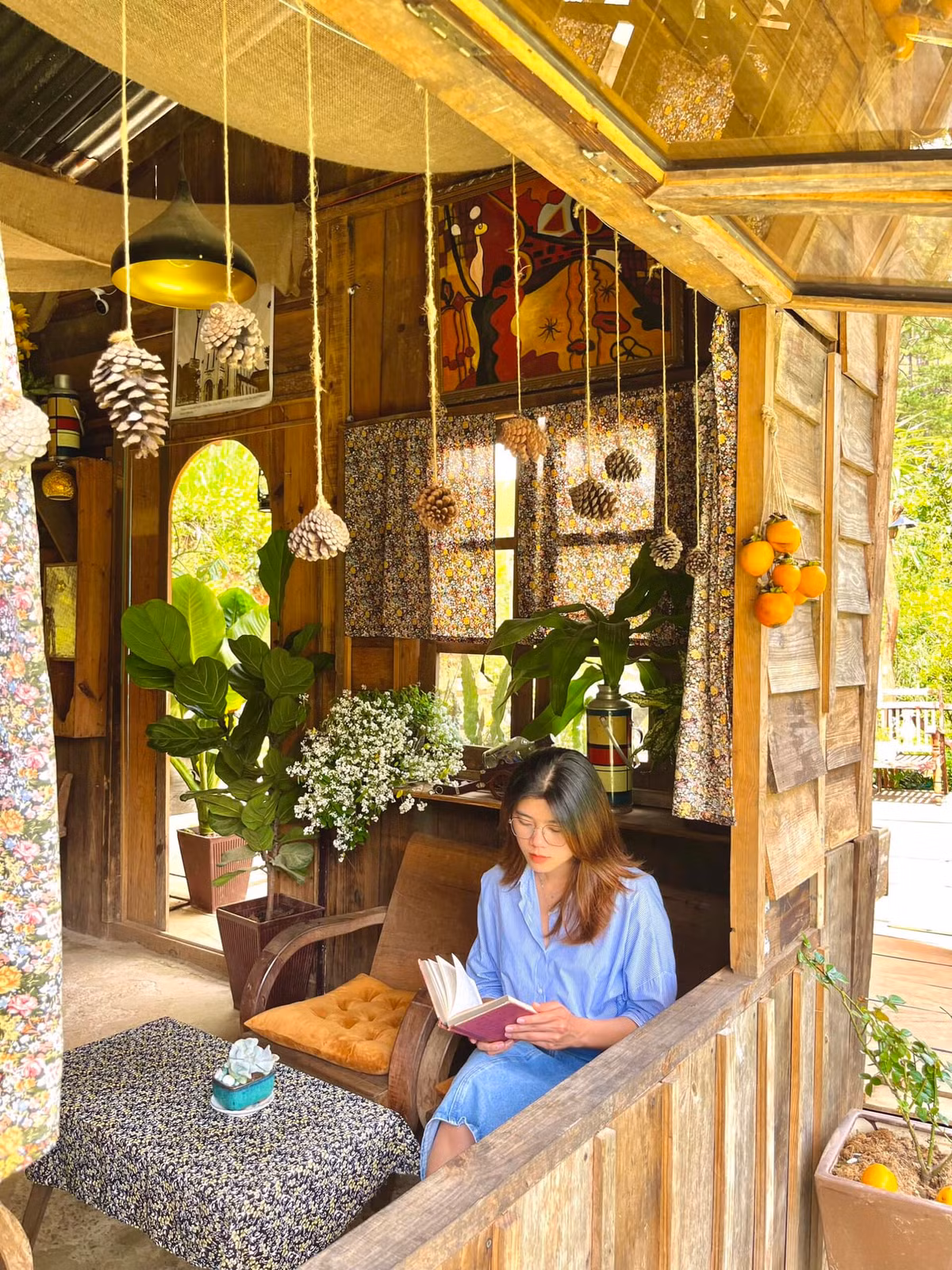 Phía Chân Đồi cũng là điểm check in mùa hồng chín lý tưởng, nơi đây mở thêm các dịch vụ thu hút khách trong mùa này. Ảnh: Phía Chân Đồi