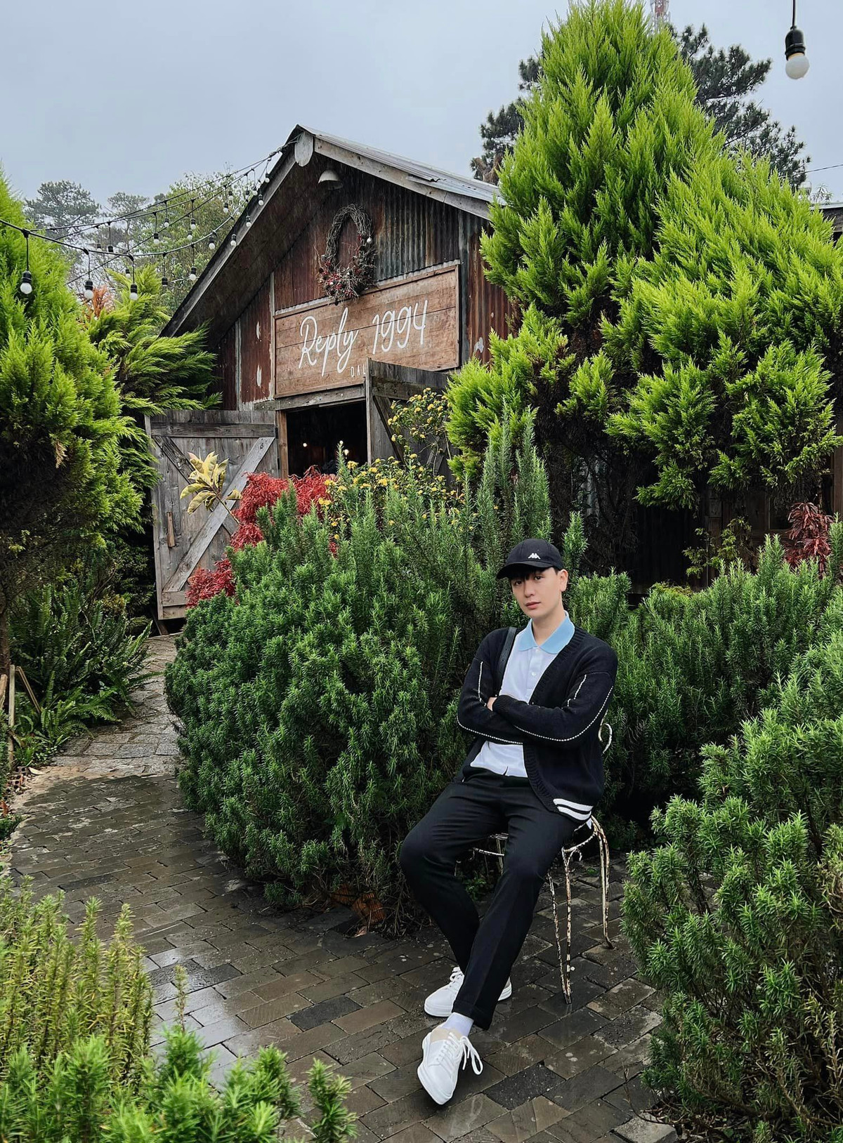 Một quán cà phê Đà Lạt khác để ngắm mùa hồng chín phải kể đến là Tiệm cà phê Túi Mơ To. Không sở hữu vườn hồng rộng lớn nhưng quán cà phê này vẫn thu hút nhiều du khách. Ảnh: Quang Đình Nguyễn