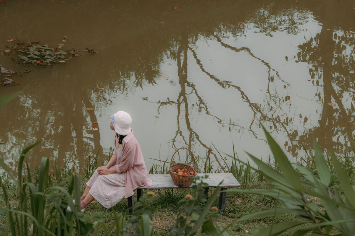 Nếu đang tìm một quán cà phê view vườn hồng ở trung tâm thành phố Đà Lạt, du khách có thể tìm đến tiệm cà phê nhà Lạc. Ảnh: Tiệm cà phê Nhà Lạc