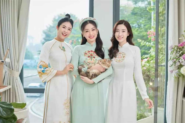 Trước đó khi Hoa hậu Đỗ Mỹ Linh vừa chia sẻ những hình ảnh nét căng trong đám hỏi của diễn viên Bình An và á hậu Bùi Phương Nga, con trai bầu Hiển đã có bình luận đáng chú ý.