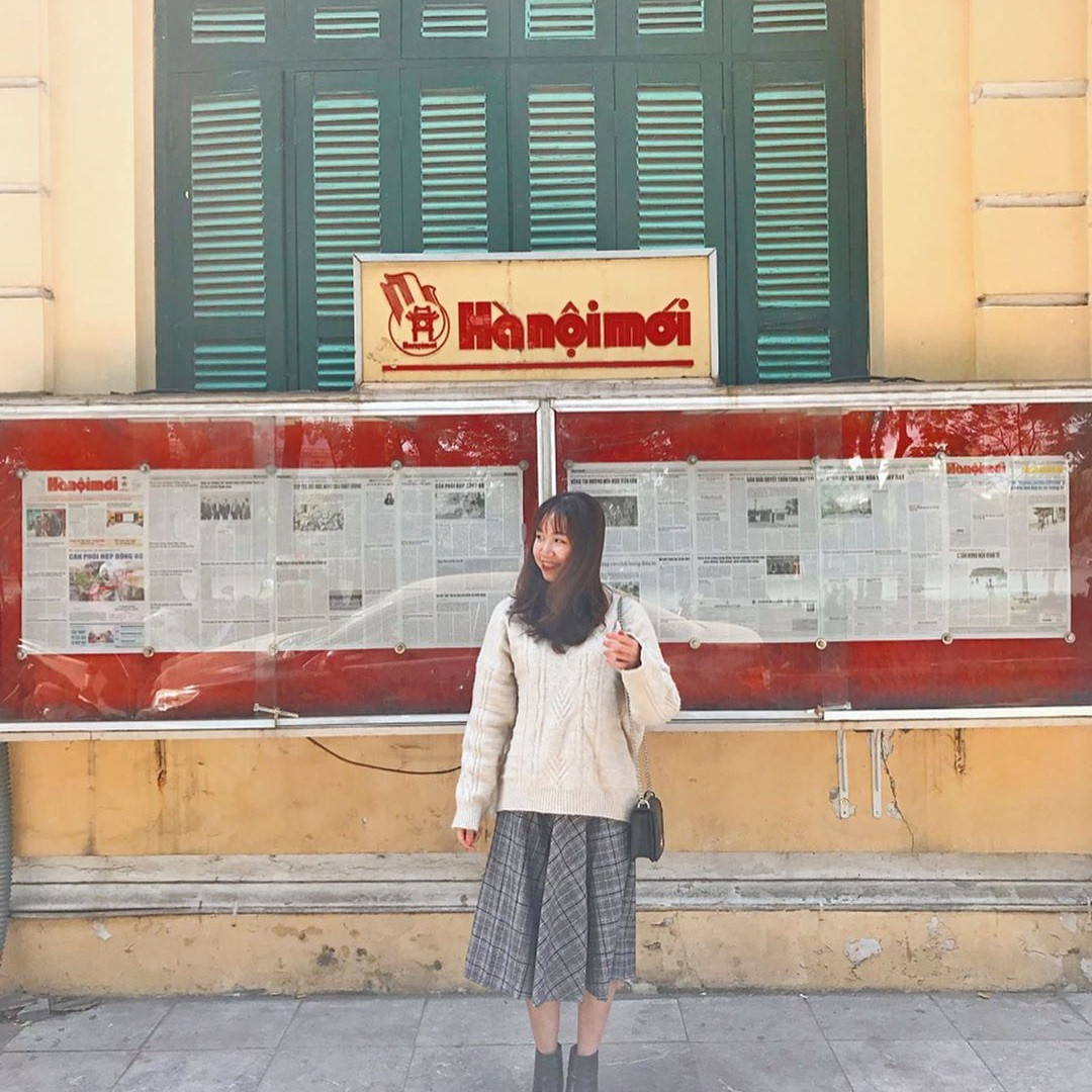 Giữa bạt ngàn những backgroud hiện đại tại Hà Nội, nhiều bạn trẻ lại tìm về một nơi tưởng chừng không hot nhưng lại hot không tưởng là Tòa soạn báo Hà Nội Mới. Với hai tone màu chủ đạo là vàng của căn nhà cổ và màu sơn xanh lá, cùng dòng chữ Hà Nội Mới màu đỏ đã tạo nên một background đậm chất tình thơ và xưa cũ.