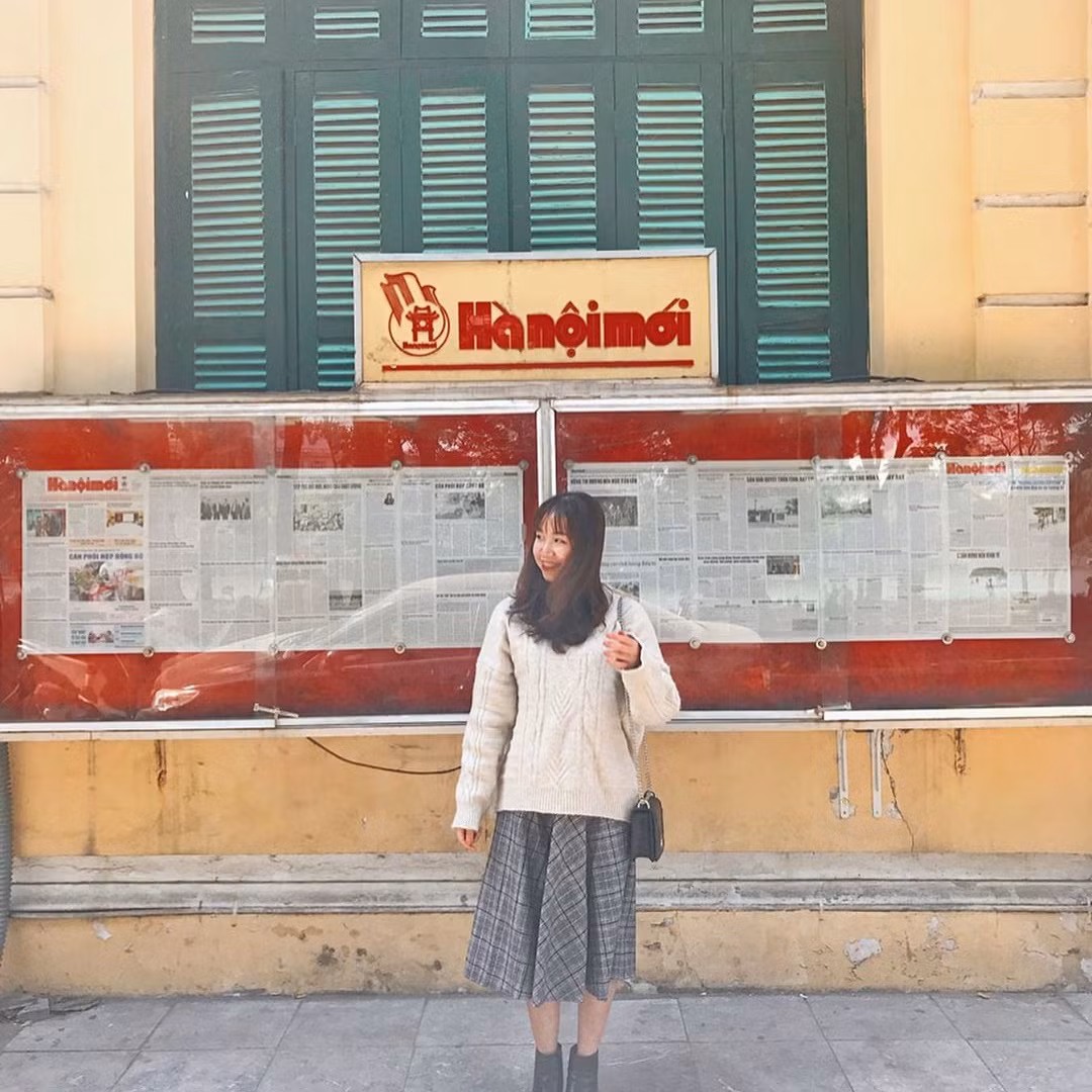 Giữa bạt ngàn những backgroud hiện đại tại Hà Nội, nhiều bạn trẻ lại tìm về một nơi tưởng chừng không hot nhưng lại hot không tưởng là Tòa soạn báo Hà Nội Mới. Với hai tone màu chủ đạo là vàng của căn nhà cổ và màu sơn xanh lá, cùng dòng chữ Hà Nội Mới màu đỏ đã tạo nên một background đậm chất tình thơ và xưa cũ.