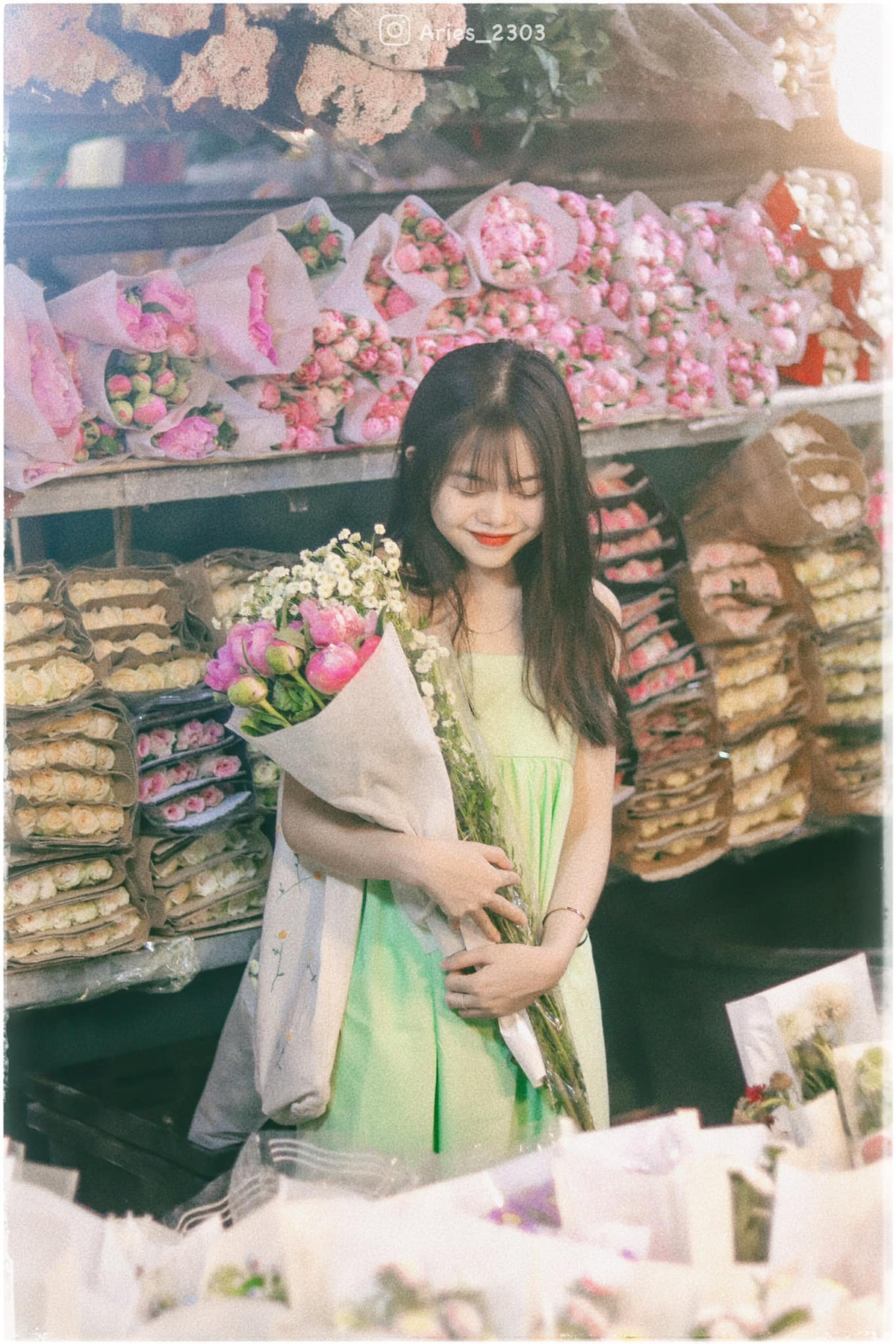 Đối với những bạn trẻ yêu hoa và thích cái đẹp, đến chợ hoa đêm Quảng Bá để mua và check in sống ảo tại đây cũng cực kỳ chill.