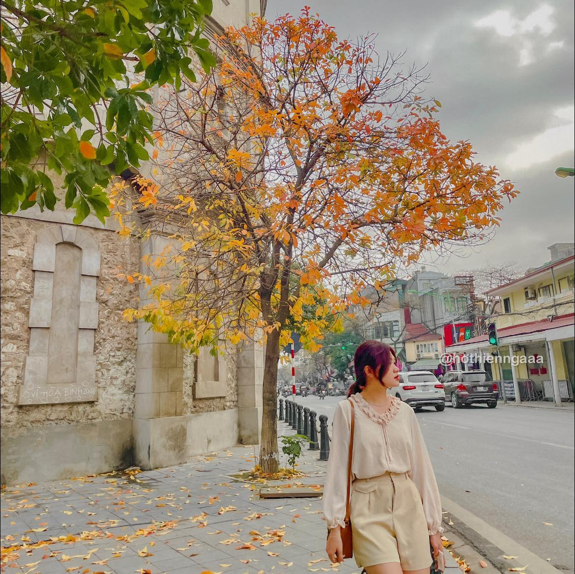 Bốt Hàng Đậu, một trong những công trình kiến trúc cổ nhất thủ đô Hà Nội có những tán lộc vừng vào mùa thay lá cũng là điểm check in lý tưởng.