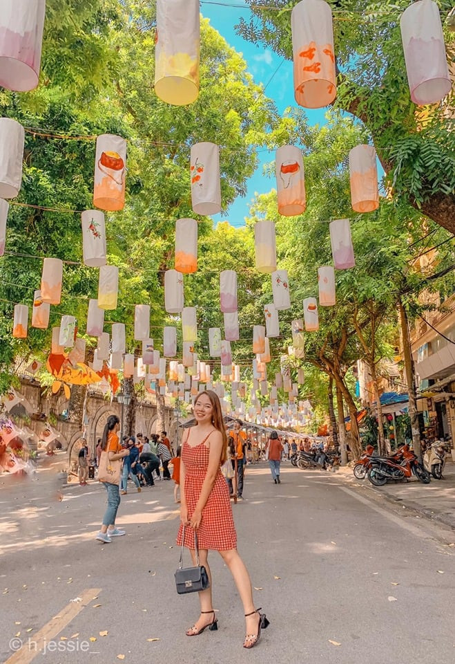 Là một trong những con phố sắc màu với đa dạng các hình vẽ, phố bích họa Phùng Hưng toát lên hình ảnh của một con phố đậm nét hoài cổ, nghệ thuật. Nơi đây chiếm trọn trái tim của bao bạn trẻ Hà Nội và nhiều du khách khi đặt chân đến thủ đô, đặc biệt là vào trời thu.