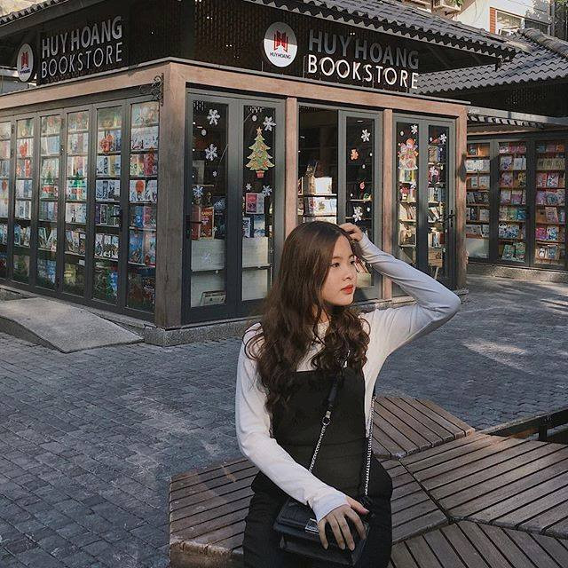 Phố sách Hà Nội không chỉ là nơi có nhiều gian hàng của các nhà xuất bản nổi tiếng trong nước mà còn được các bạn trẻ thỏa thích check in tại các góc sống ảo cực chill.