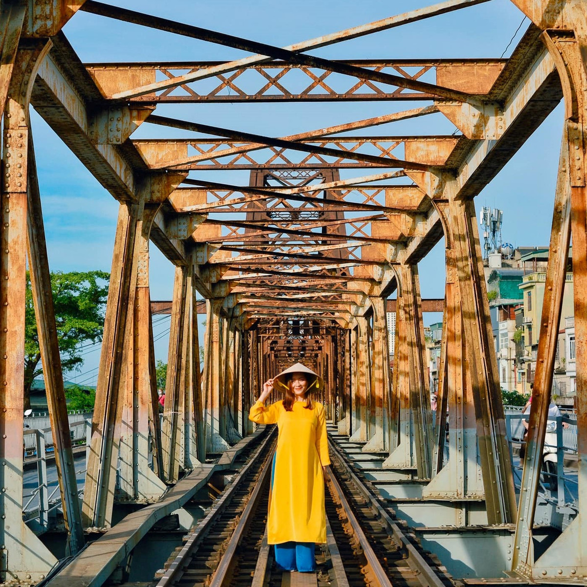 Cầu Long Biên cổ kính cũng là điểm check in Hà Nội chuẩn mùa thu được giới trẻ ghé thăm sống ảo.