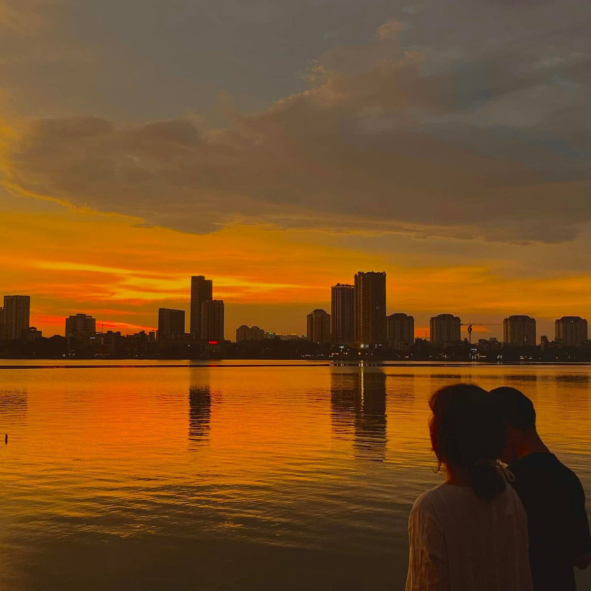 Giữa Hà Nội xô bồ và náo nhiệt, vẫn còn đâu đó những ngóc ngách bình yên và nên thơ. Một trong số đó phải kể đến Hồ Tây. Nhiều ngóc ngách ở Hồ Tây được coi là nơi thưởng thức mùa thu Hà Nội cực đỉnh.