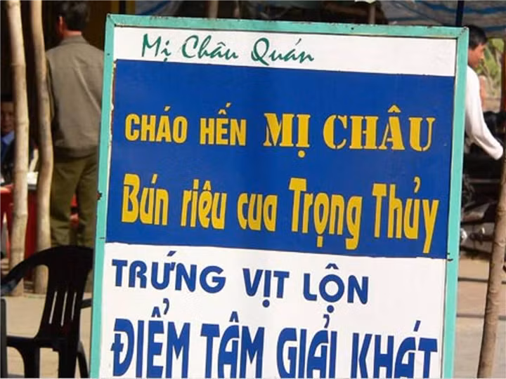 Ngôn ngữ Việt Nam phong phú số 2, khó có ai dám nhận số 1 được thể hiện qua biển quảng cáo này.