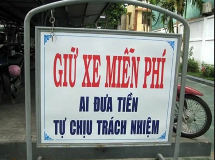 Tuy hơi "xéo sắc" nhưng vẫn là giữ xe miễn phí nha. Bà con đừng đưa tiền, chủ gửi xe "quạu" đó.