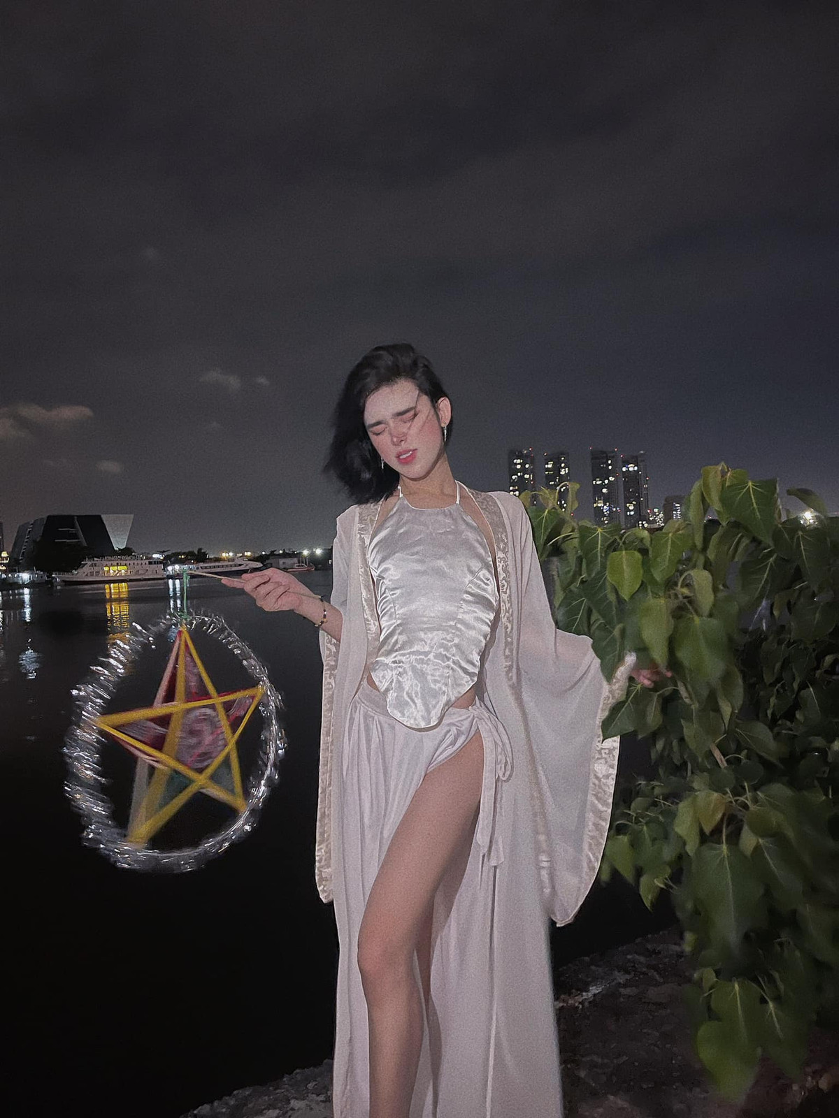 Trước đó, khi bản thân bị "ném đá" bởi những clip không giống ai hay hình ảnh khoe thân quá đà, Trần Đức Bo từng khẳng định không có ý định dừng lại bởi những gì anh chàng làm đều để tạo tiếng cười cho mọi người.