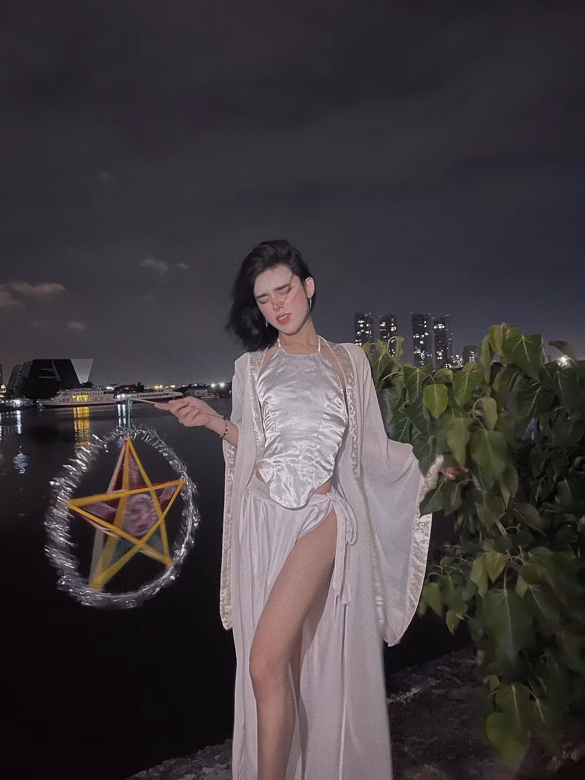 Trước đó, khi bản thân bị "ném đá" bởi những clip không giống ai hay hình ảnh khoe thân quá đà, Trần Đức Bo từng khẳng định không có ý định dừng lại bởi những gì anh chàng làm đều để tạo tiếng cười cho mọi người.