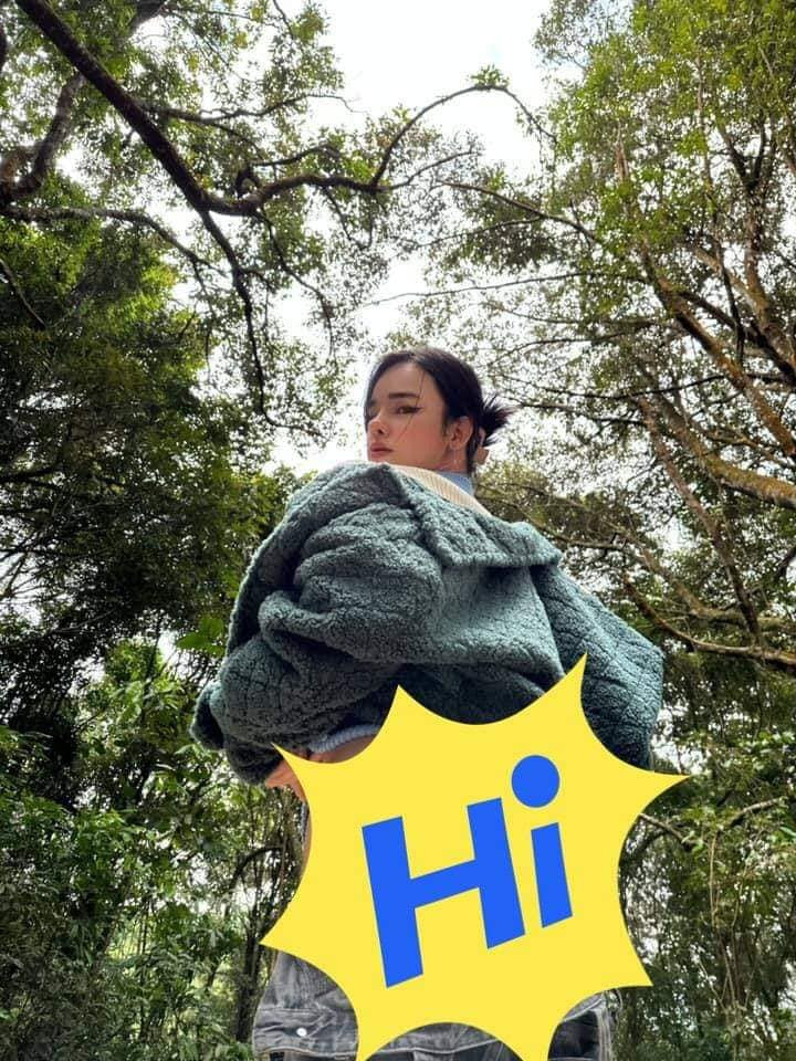 Theo đó, hot TikToker sinh năm 1999 vốn diện quần yếm nhưng lại cố tình mặc trễ nải lộ nội y cùng cách pose dáng nhức mắt.