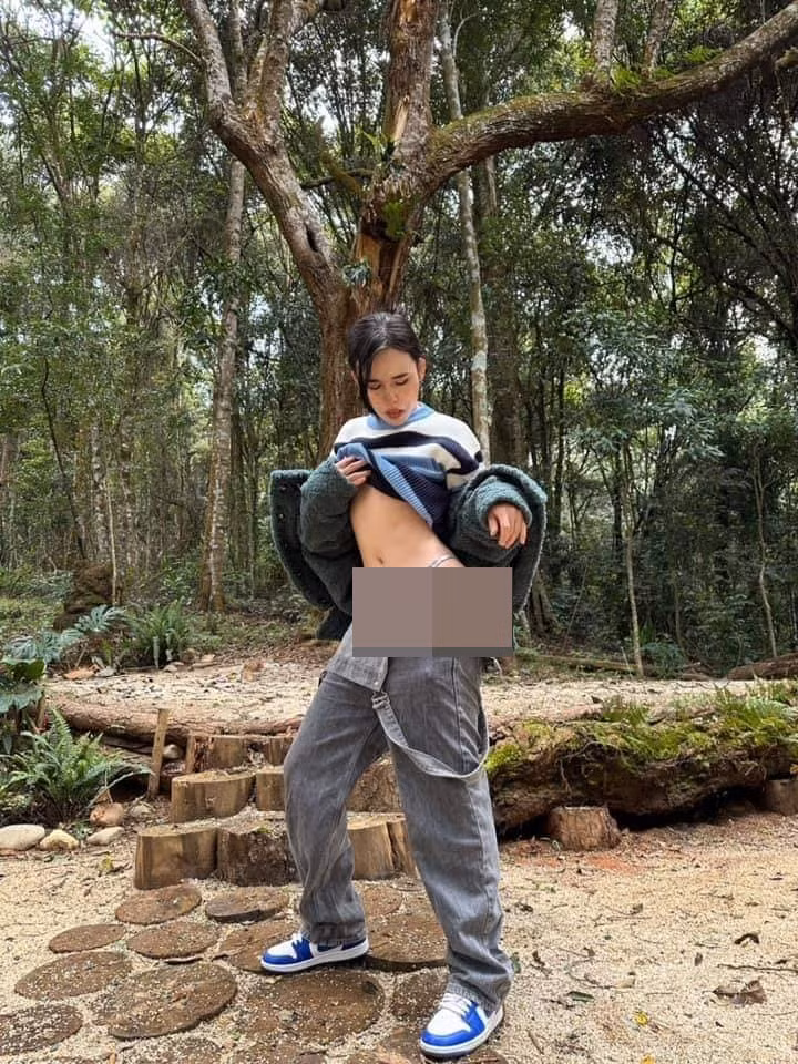 Tuy nhiên Trần Đức Bo lại bị chỉ trích quá nhiều khi ăn mặc lố lăng, phản cảm, thậm chí cố tình show vòng 3 trước ống kính để gây chú ý.